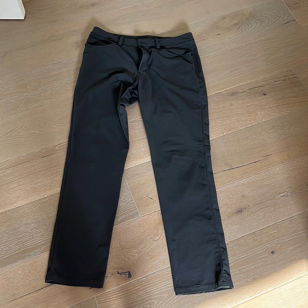Lululemon on the Move pant classic fit